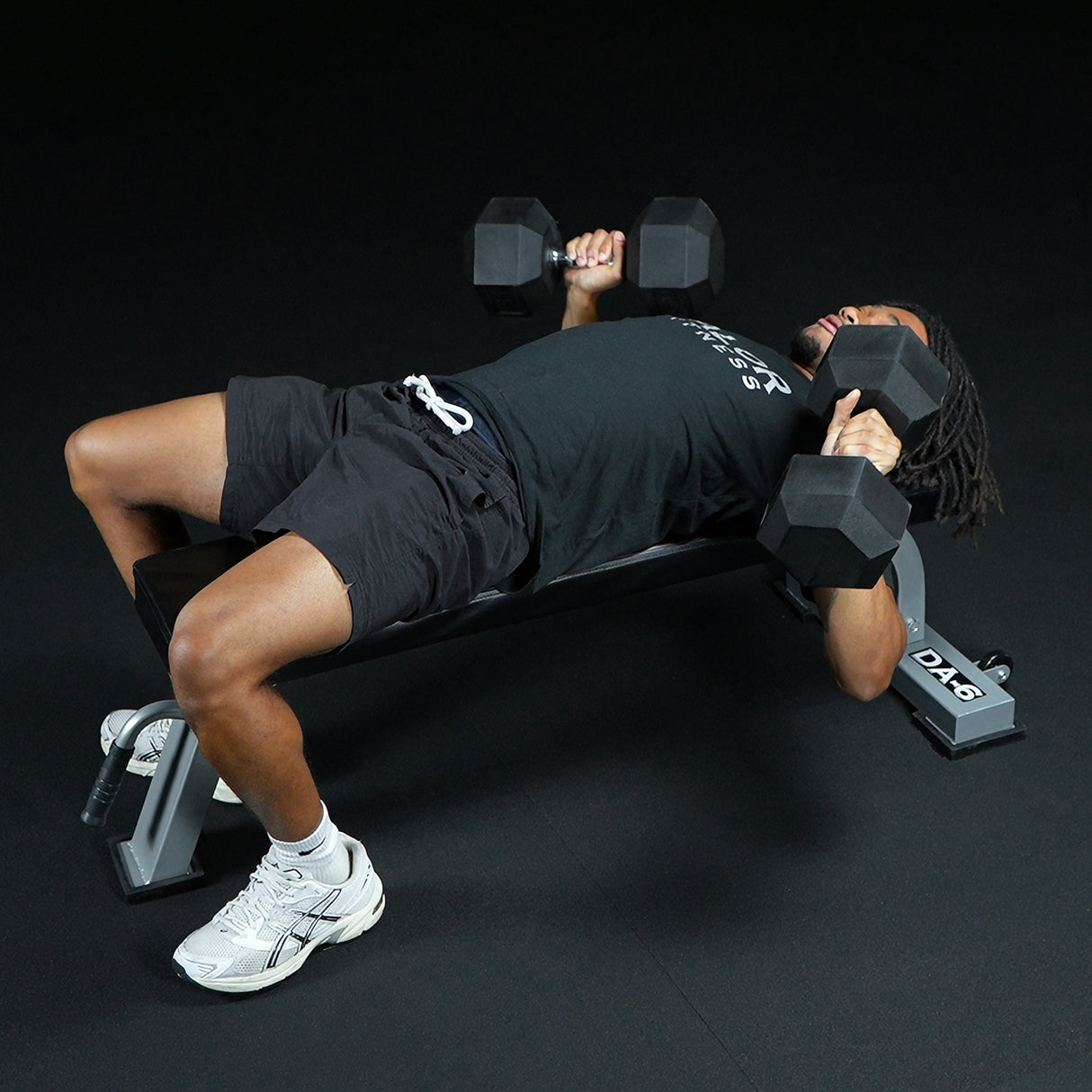 Flat bench bench presses with dumbbells